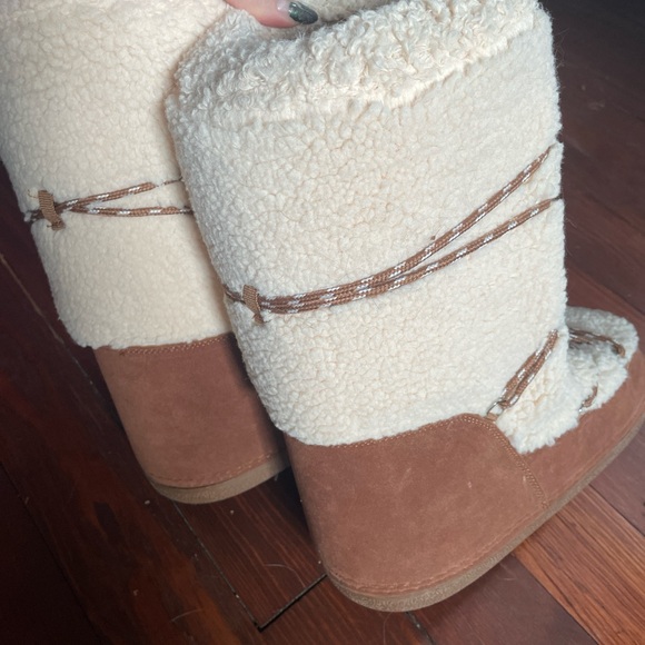 Shoe Dazzle Cream and Brown Winter Slipper Boots - Picture 4 of 5